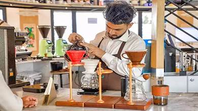 مقاه جديدة تقدم القهوة اليمنية للذواقة في شوارع صنعاء المنهكة بالحرب